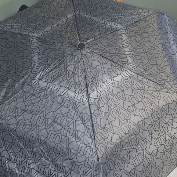 Betsey Johnson Umbrella Spring Essentials Grey Hearts LUV NEW - Picture 4 of 4